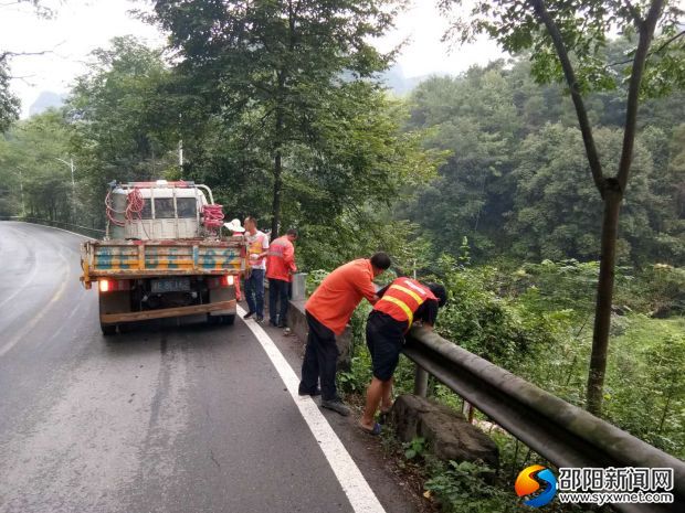 養(yǎng)護(hù)人員正在加固維修崀山景區(qū)公路鋼護(hù)欄
