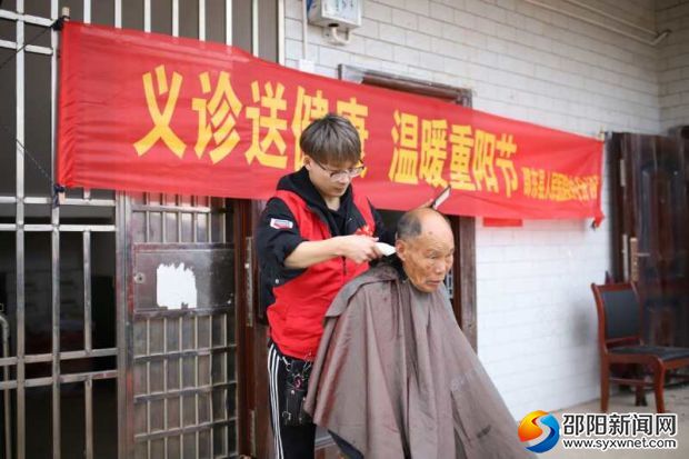 縣義剪聯(lián)盟成員為老人認(rèn)真細(xì)心地理發(fā) 