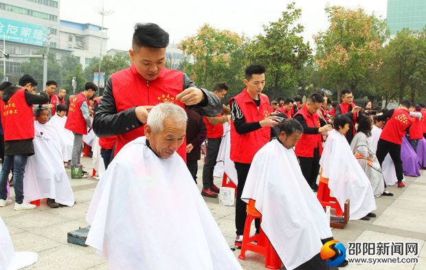 志愿者們認(rèn)真的給環(huán)衛(wèi)工人們修建頭發(fā)