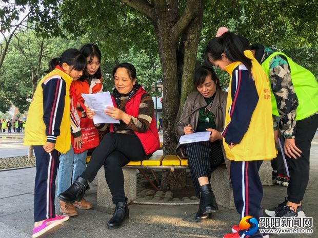 志愿者們對沿岸居民進行問卷調(diào)查