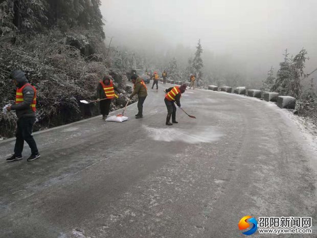 路政人員在新寧X078線潘家坳路段除冰