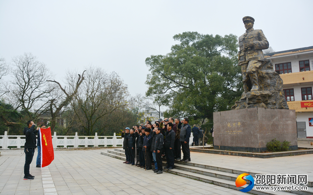 圖為兩站黨員在宛旦平烈士銅像前重溫入黨誓詞