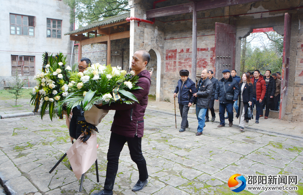 圖為兩站黨員集體向宛旦平紀(jì)念館敬獻(xiàn)花籃