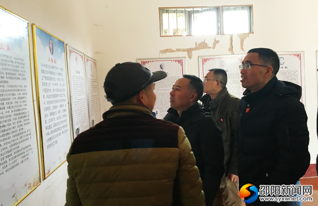 圖為黨員在參觀新寧革命歷史陳列館