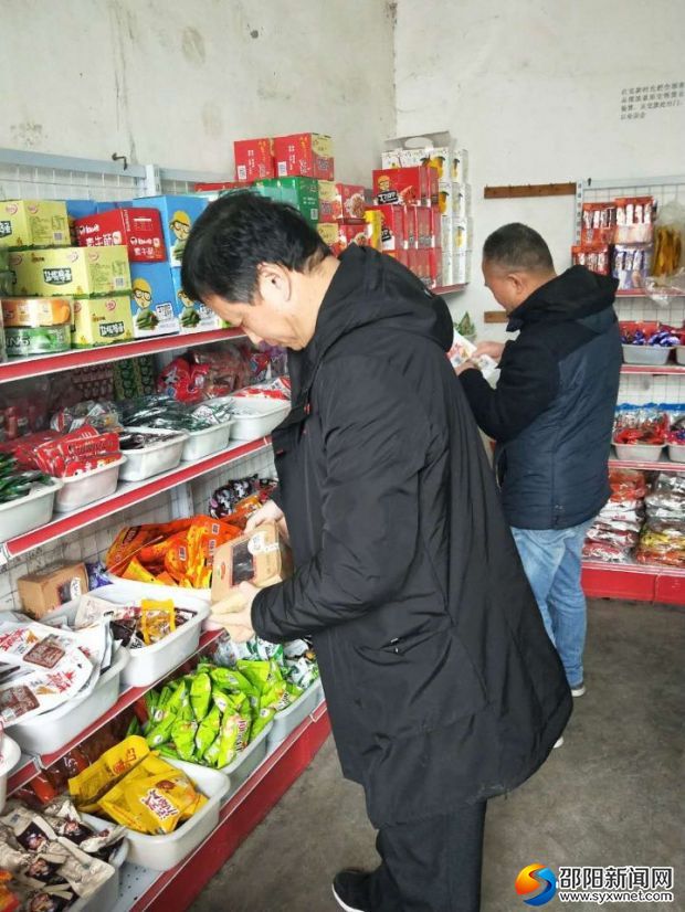 執(zhí)法人員在龍溪鋪鎮(zhèn)學(xué)校商店進(jìn)行檢查