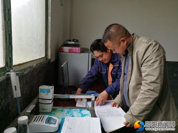 城步畜牧局工作人員檢查南山擠奶站管理記錄資料。