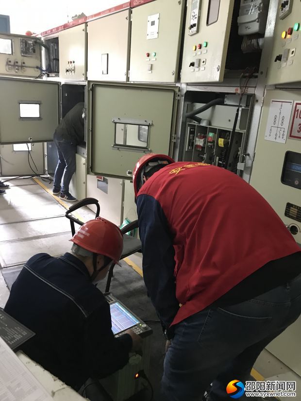 附件1 檢修人員進行設備調(diào)試