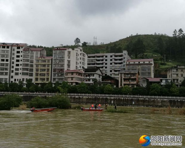 沖鋒舟營(yíng)救被困人員
