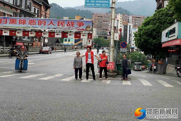 文明交通勸導現(xiàn)場（二）勸導老人要注意交通安全