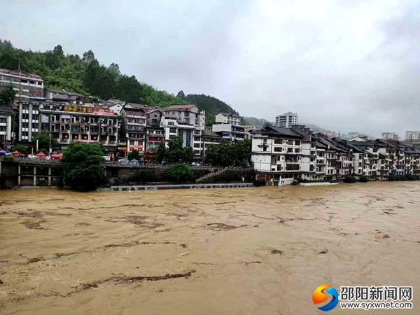 綏寧縣城部分沿河風(fēng)光帶被洪水淹沒(méi)。