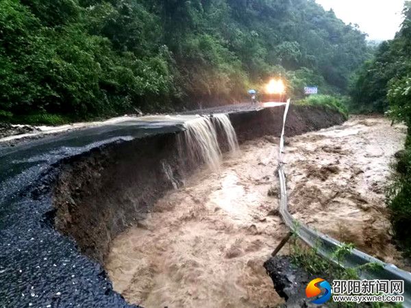 綏寧縣部分道路被洪水沖斷。
