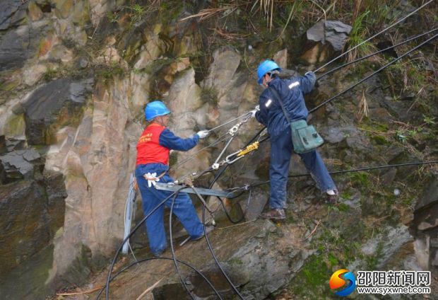邵陽供電公司供電員工在開展檢修消缺工作