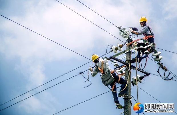 邵陽供電公司供電員工在開展檢修消缺工作 1