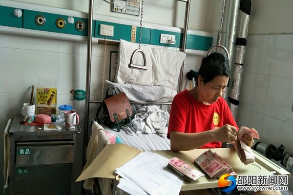 當(dāng)事人唐女士正在確認(rèn)賠償款金額