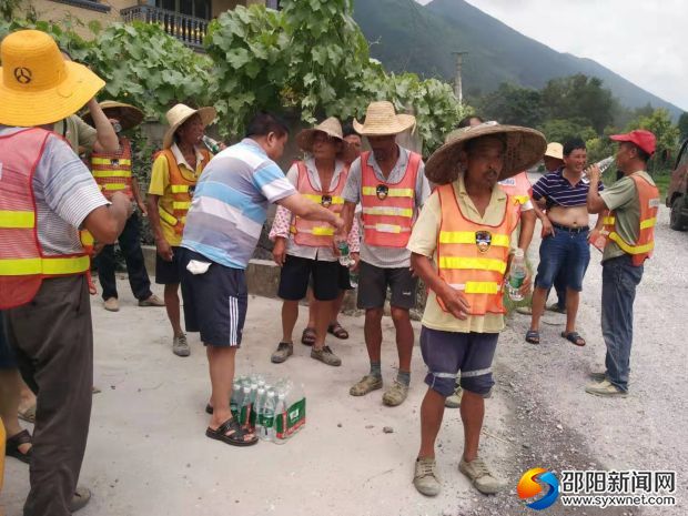 新寧公路局為一線職工送清涼