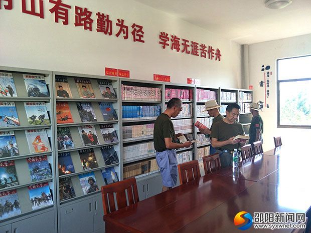 老人們參觀武警中隊圖書室