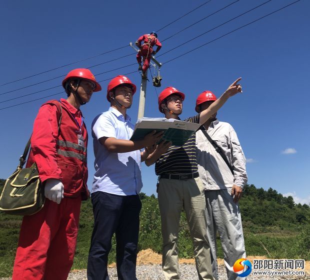 電力人員對(duì)貧困村電網(wǎng)進(jìn)行規(guī)劃