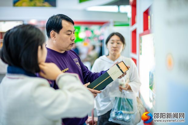 市民正在詢問產(chǎn)品情況