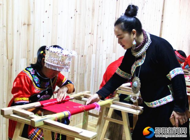 苗繡文化研究所所長(zhǎng)伍前金查看選手比賽進(jìn)度