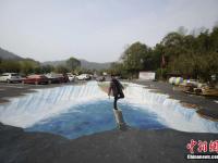 長沙停車場現巨型3D畫作 司機開車過