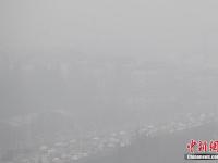 南京迎“霧霾圍城” 中度污染能見度低