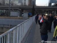 北京大風(fēng)后吹出“七彩祥云” 市民駐足拍照