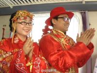 新疆新郎騎自行車換乘火車迎娶新娘