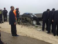 浙江樂清一轎車懸在半空 司機緊踩剎車等待救援