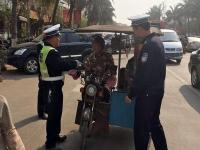 男子為躲避交警扣車沖到馬路中間靜坐