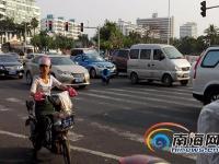 男子為躲避交警扣車沖到馬路中間靜坐
