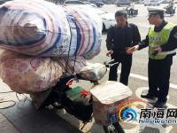 男子為躲避交警扣車沖到馬路中間靜坐