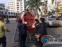 男子為躲避交警扣車沖到馬路中間靜坐