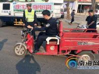 男子為躲避交警扣車沖到馬路中間靜坐
