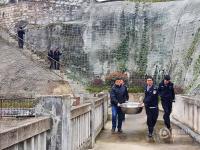 貴陽村民釣到怪魚 得知是娃娃魚后放歸自然  