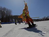 長春舉辦“光豬”滑雪節(jié) 選手穿奇裝異服
