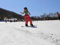 長春舉辦“光豬”滑雪節(jié) 選手穿奇裝異服