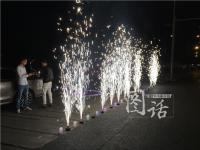 为哄男友开心 女子摆蜡烛放烟花道歉