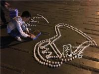 为哄男友开心 女子摆蜡烛放烟花道歉