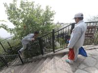 北京香山環(huán)衛(wèi)工每天工作15小時(shí)撿垃圾