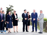 彭麗媛隨習(xí)近平出訪三國(guó) 多套造型素雅端莊