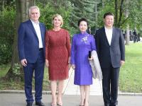 彭麗媛隨習(xí)近平出訪三國(guó) 多套造型素雅端莊