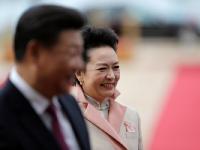 彭麗媛隨習(xí)近平出訪三國(guó) 多套造型素雅端莊
