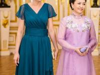 彭麗媛隨習(xí)近平出訪三國(guó) 多套造型素雅端莊