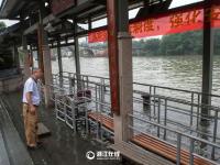 京杭大运河水位上涨 杭州市民下水捞鱼