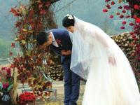 這婚禮給滿分！新人鄉(xiāng)野辦婚禮 稻草柴火布景