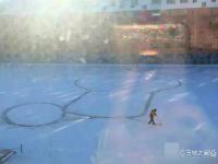 吉林小學(xué)老師在雪后操場(chǎng)畫出巨型哆啦A夢(mèng)