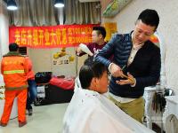 鄭州一發(fā)廊每天抽1.5小時 為環(huán)衛(wèi)工免費理發(fā)