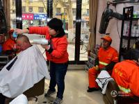 鄭州一發(fā)廊每天抽1.5小時 為環(huán)衛(wèi)工免費理發(fā)
