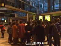 航班遭插隊延誤 乘客們下機踢毽子“示威“