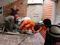 福建一工人三樓施工墜落 鋼筋貫穿右大腿